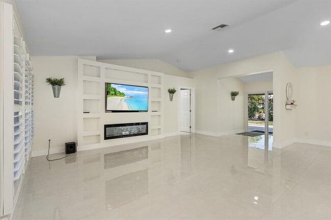 Building Photo - 2320 SW 21st St