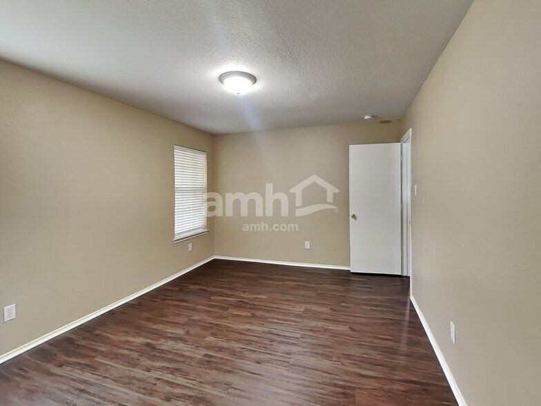 Building Photo - 9618 Lasbury Dr