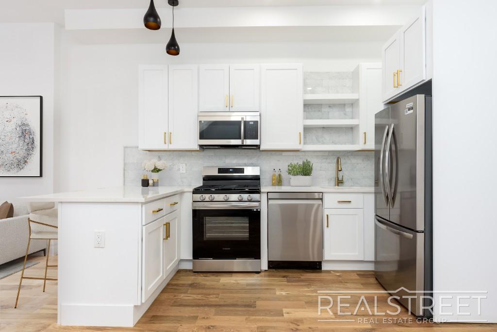 Building Photo - STUNNING TRUE 4 BED 2 BATH IN PRIME BUSHWICK TOWNHOUSE