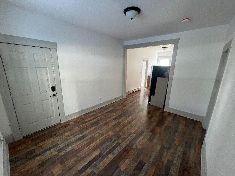 Building Photo - 40 Garnet St