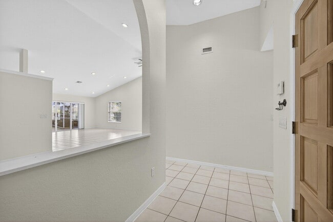 Building Photo - 12865 Meadowbend Dr