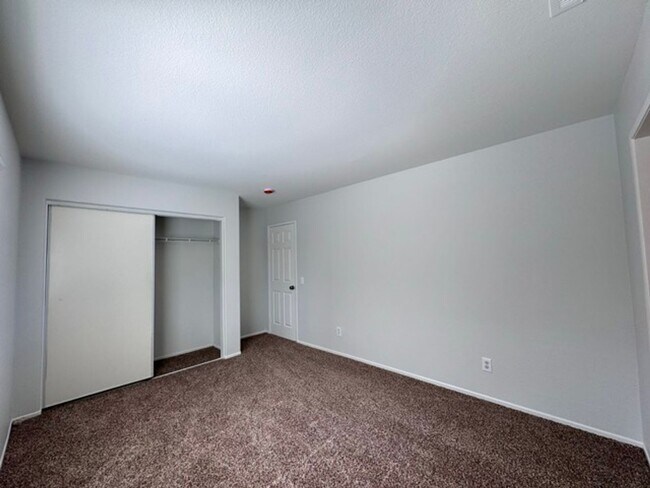 Building Photo - Spacious 4 Bedroom Home with a loft AND bo...