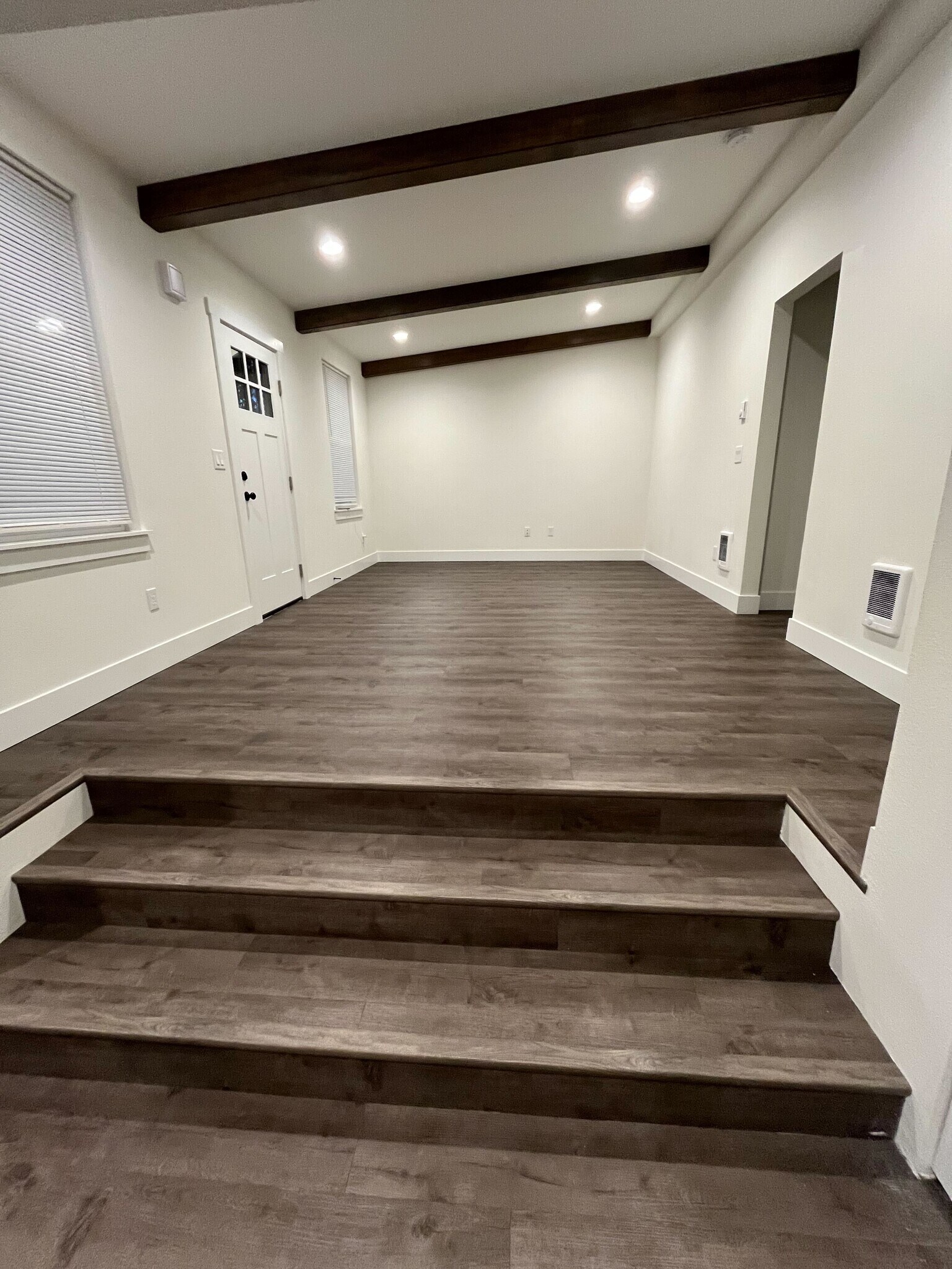 Building Photo - 1298 Beach Ave