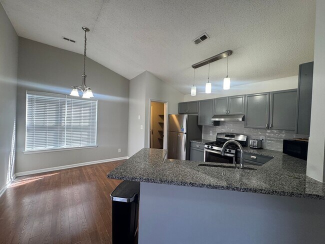 Building Photo - Condo Living in Newport News