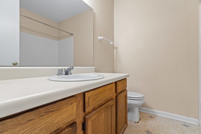 Building Photo - Charming Duplex – Lawn Care Included