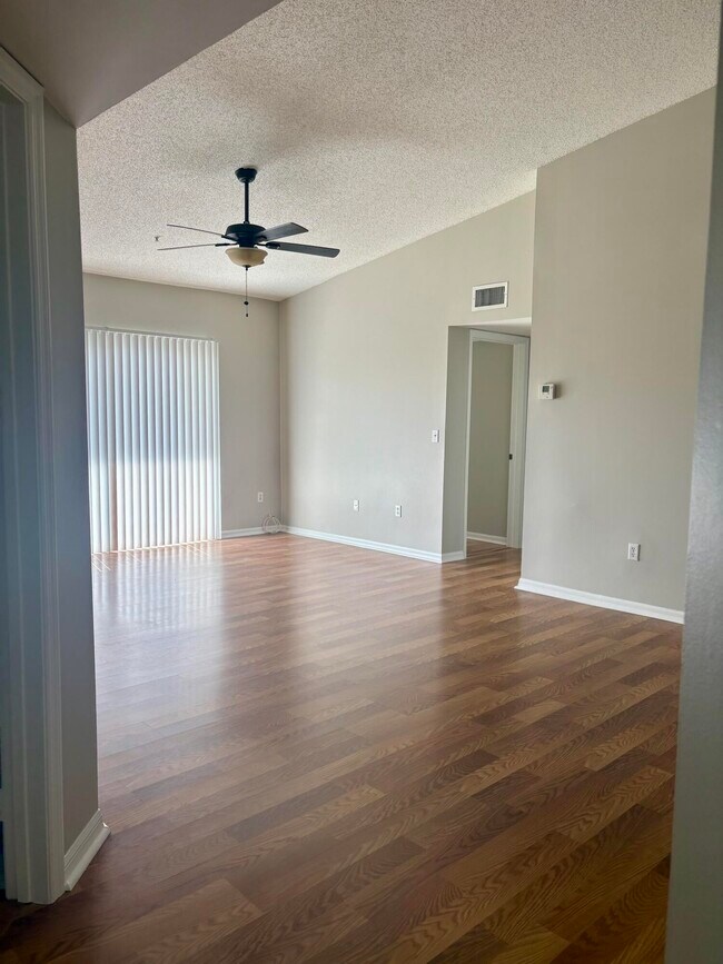 Building Photo - 900 Crestwood Ct S