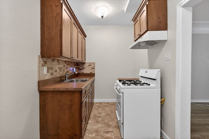 Building Photo - 1324 N Peterson Ave