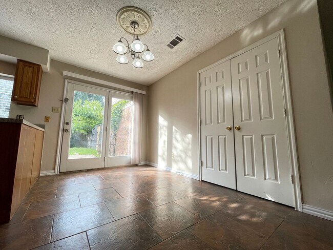 Building Photo - 4 Bed 2 Bath