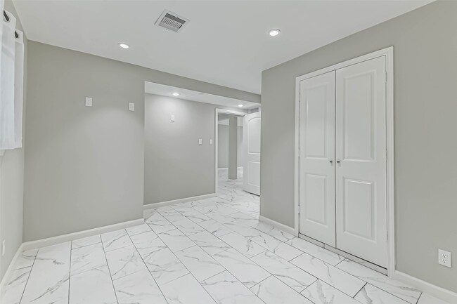 Building Photo - 6853 Chasewood Dr