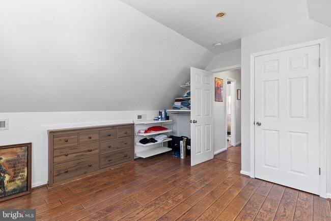 Building Photo - 9 Lakeview Terrace