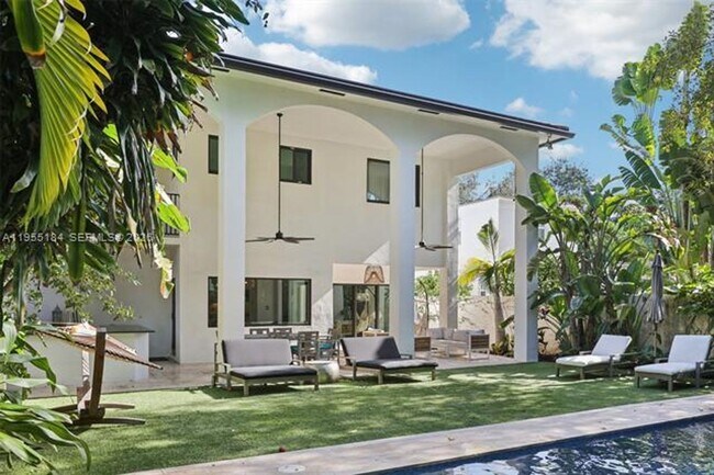 Building Photo - 34 SW 22nd Rd