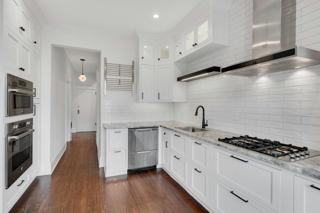 Building Photo - 722 27th St