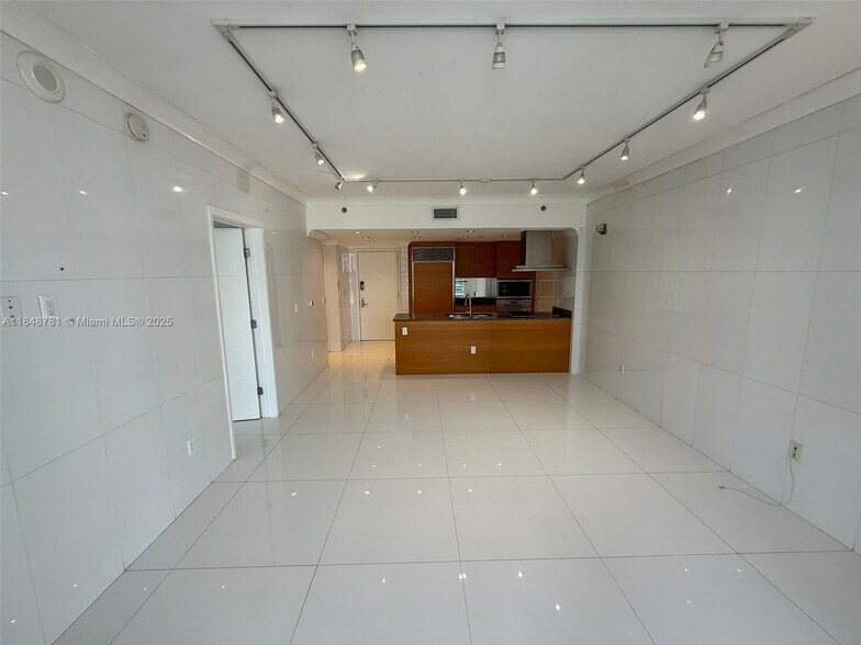 Building Photo - 485 Brickell Ave