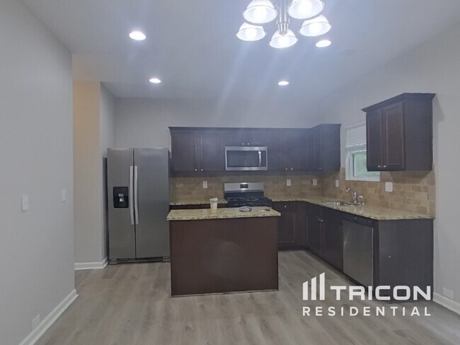 Building Photo - 3650 Lebella Ln