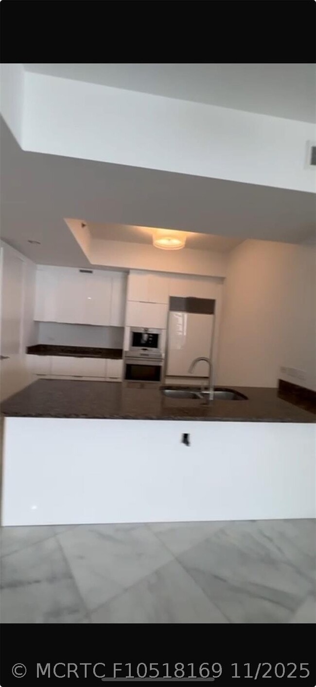 Building Photo - 16001 Collins Ave