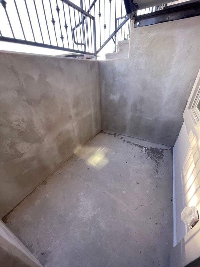 Building Photo - Italian Villages | 1-Bedroom, 1-Bath Basement Unit