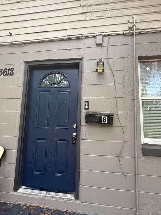 Building Photo - Cute 2/1 Duplex in Ybor City! Ask about our specials!! Apply for FREE This Holiday Season!