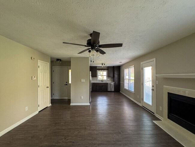 Building Photo - Charming 3 Bed 2 Bath Duplex in Gated Community