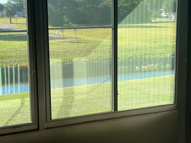 Building Photo - 1006 Villaway W