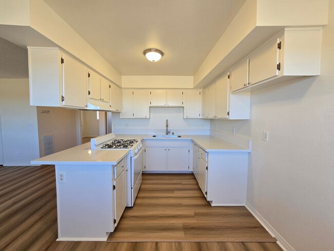 Building Photo - Beautifully Remodeled 2-Bedroom, 1-Bathroo...