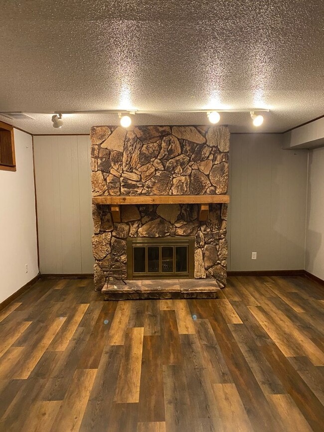 Building Photo - West side location 4br 2.5bth Finished Basement 2crg