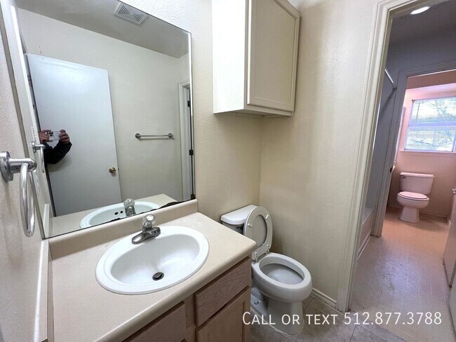 Building Photo - 2213 Creekside Ln