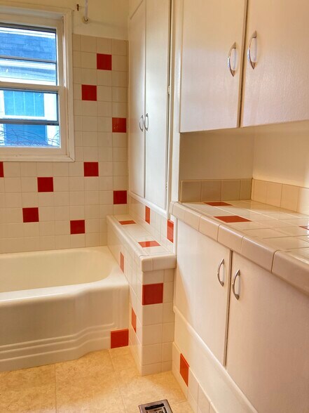 Building Photo - 6124 NE Multnomah St