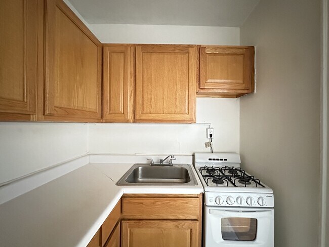 Building Photo - 716 W Belmont