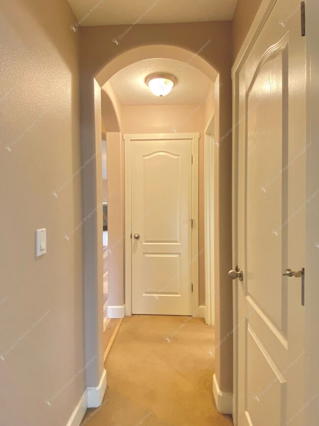 Building Photo - Single-level 3 BR-2BA Home in SE Bend