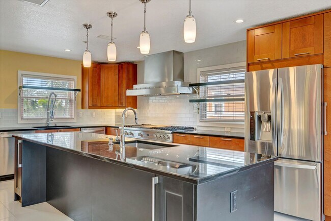 Building Photo - Stunning Annual Rental: Luxury Coastal Liv...