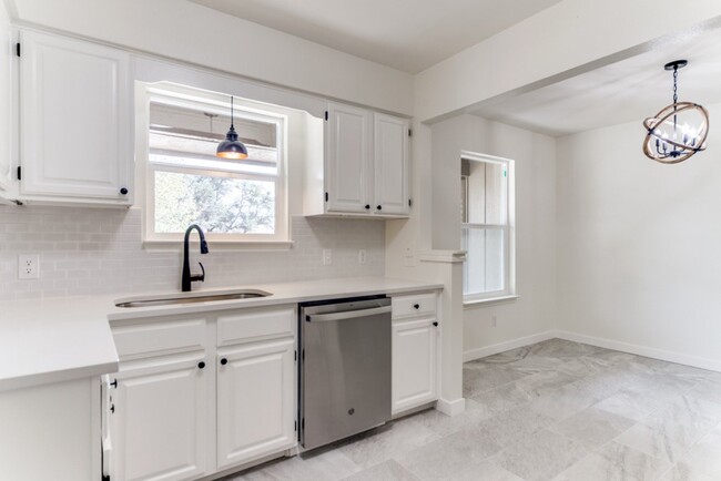 Building Photo - 218 Skyview Dr