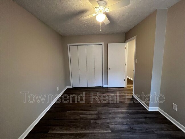 Building Photo - 1437 Ireland Dr