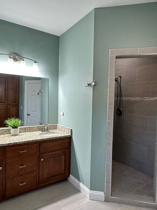 Building Photo - Lovely Custom Built Home with 2 Car Garage and Lots of Privacy