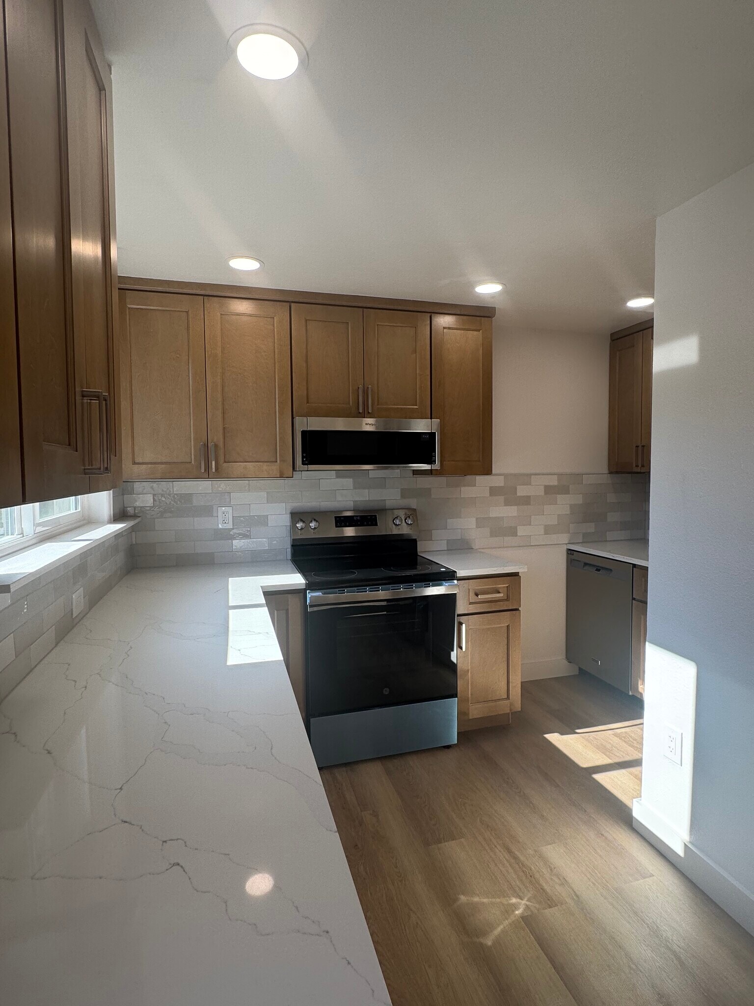 Quartz countertops and new stainless steel appliances - 3948 S Brandon St