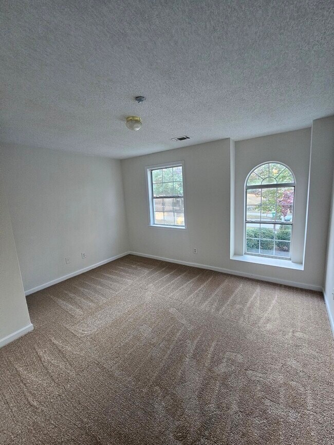 Building Photo - Town Home For Rent