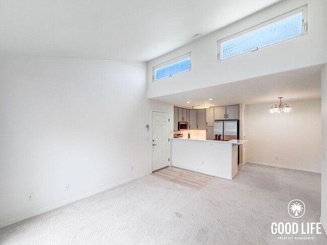 Building Photo - 5252 Balboa Arms Dr