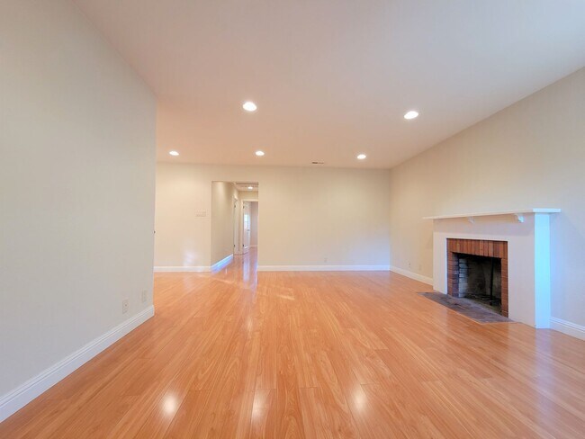 Building Photo - Updated Home in Palo Alto Available with Air Conditioning