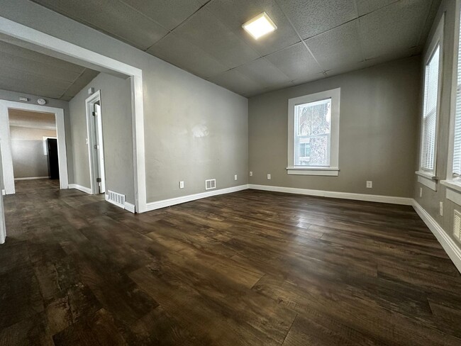 Building Photo - Recently Renovated 3 Bedroom 1 Bath Single...