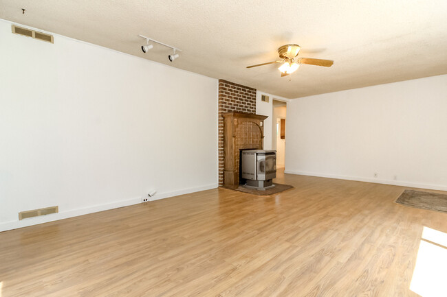 Building Photo - 14523 Pioneer Wy E