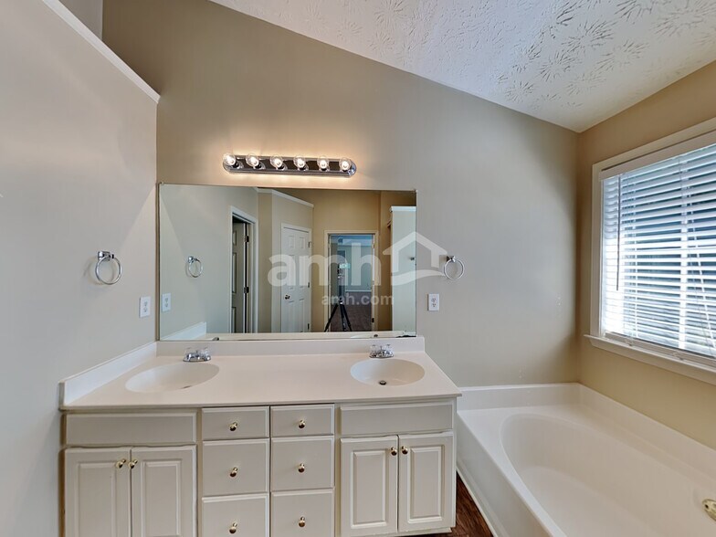 Building Photo - 5390 Spotted Fawn Ct
