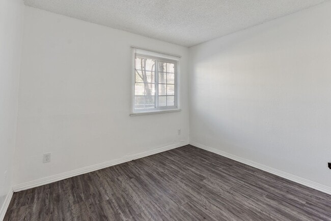 Building Photo - Updated 2 Bedroom Apartment!