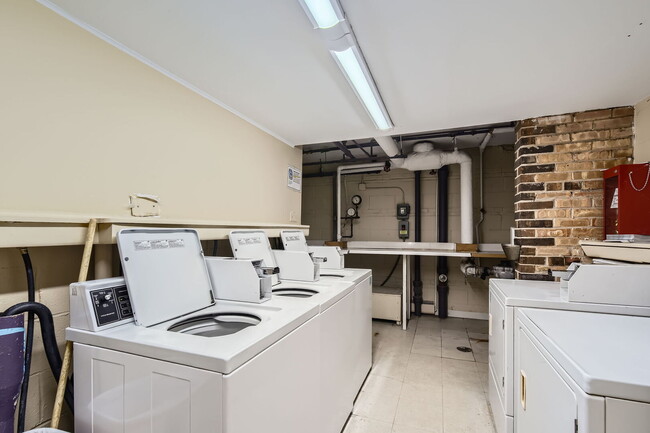 Building Photo - 644 W Arlington Pl