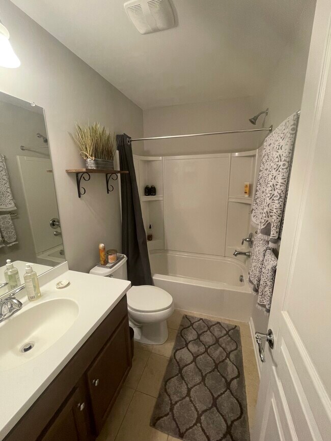 Building Photo - 612 Ellison Dr