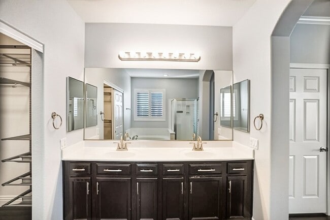 Building Photo - Beautiful 3 Bed South Summerlin Home With 1st Floor Bed and Bath