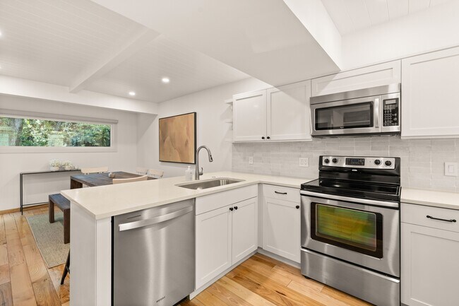 Building Photo - 814 W Bleeker St