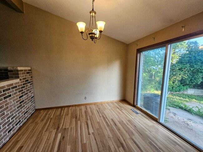 Building Photo - 3 bedroom 2 bath with additional lower lev...
