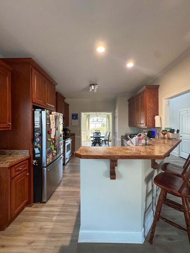 Building Photo - Well-Maintained 4 Bed 2.5 Bath Home with a Pool