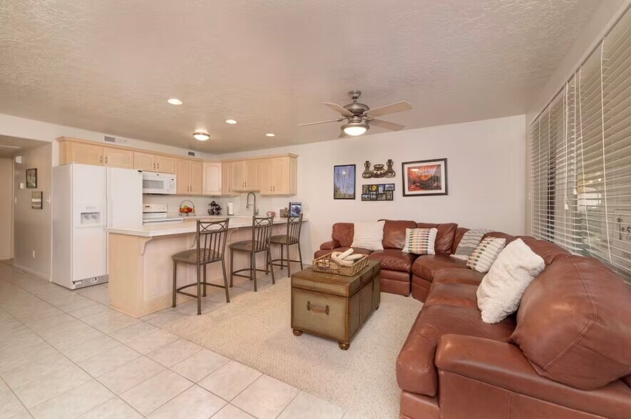 Building Photo - 1845 W Canyon View Dr