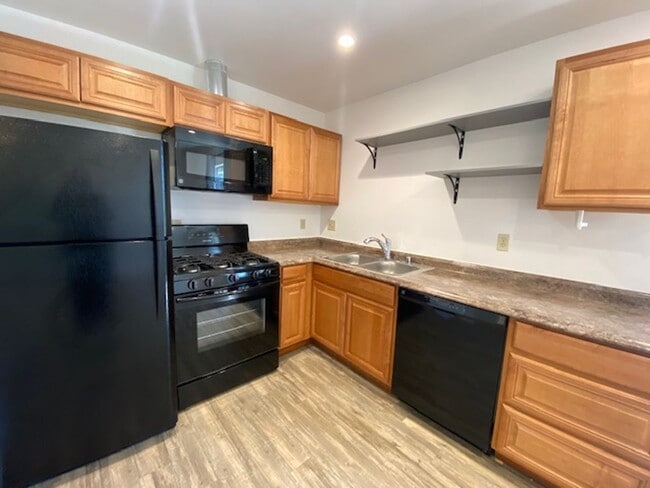 Building Photo - Spacious 3 Bed/2 Bath Duplex~ PG&E & Water Included Huge Savings!!