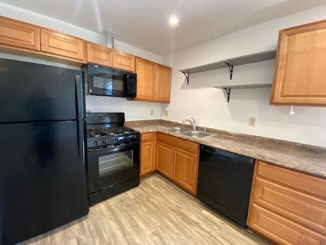 Building Photo - Spacious 5 Bed/4 Bath~